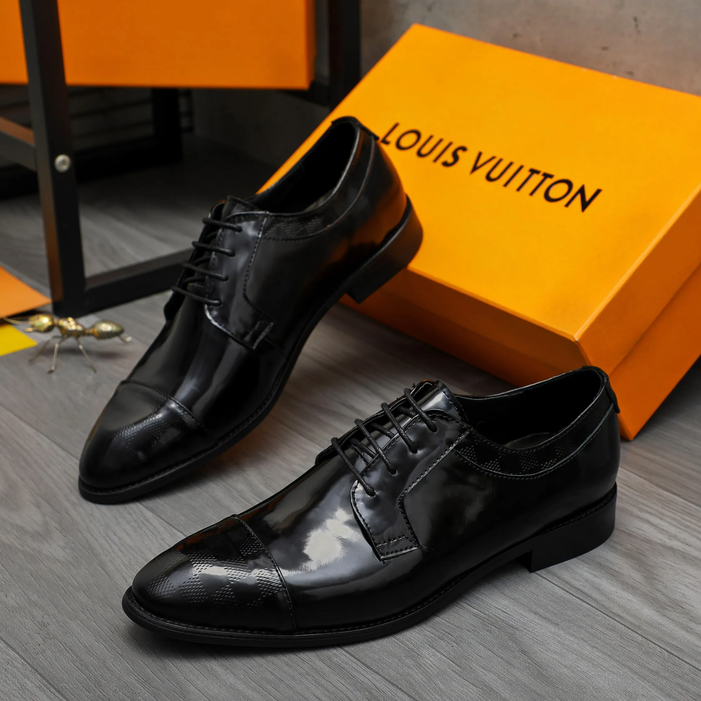 Men's shoes 💰p460 Product trademark: LV (Louis Vuitton) business lace-up leather shoes True size: 39-44 Product material: Selected lacquered cowhide stitching classic embossed upper, cowhide lining, original rubber outsole